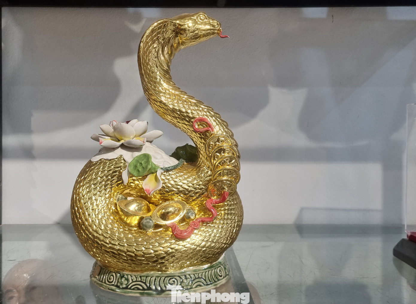 Linh vật rắn được mạ vàng 24k.