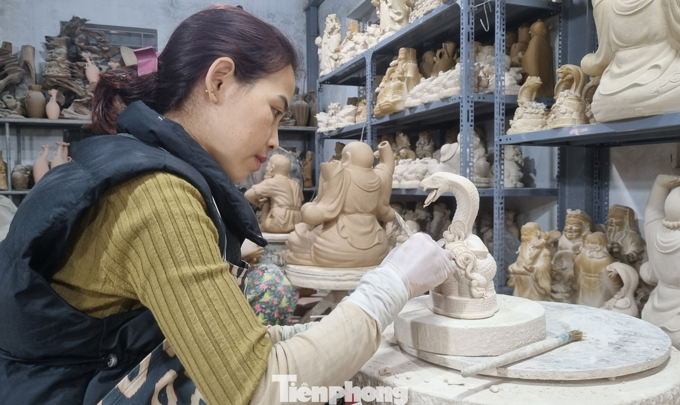 Các xưởng ở làng gốm Bát Tràng đang tất bật sản xuất linh vật rắn phục vụ Tết Ất Tỵ năm 2025.