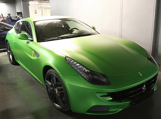 Đại gia người Nga đã khiến cho giới chơi siêu xe phải ngỡ ngàng về sự chịu chơi của mình khi sánh vai cùng chiếc Ferrari FF màu xanh lá cây cực độc 