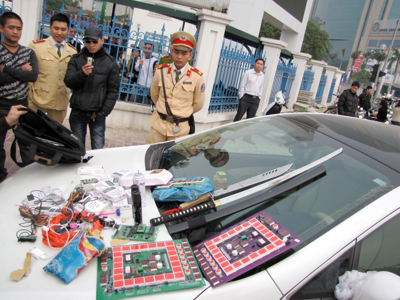 Lực lượng 141 bắt giữ nhiều đối tượng tàng trữ hàng nóng, ma túy trên đường phố Hà Nội. Ảnh: Tuấn Nguyễn. Lực lượng 141 bắt giữ nhiều đối tượng tàng trữ hàng nóng, ma túy trên đường phố Hà Nội. Ảnh: Tuấn Nguyễn