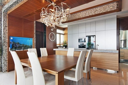 Dàn đèn chùm làm từ thép không gỉ ở bàn ăn là một trong những đồ vật bằng kim loại hiếm hoi ở đây. Căn phòng còn được lát gỗ xà cừ nhập khẩu từ Nam Phi