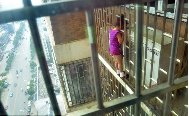 Bé gái 5 tuổi bị mắc kẹt ngoài ban công tầng 24