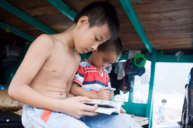 Nam chỉ mới biết đọc đã phải nghỉ học. Những lúc rảnh rỗi, cậu bé thường xem truyện tranh trên tàu
