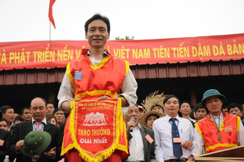 Chủ trâu là ông Đỗ Duy Hùng, trú tại thôn Đồng Chủ vinh dự bước lên bục nhận giải thưởng 40 triệu đồng