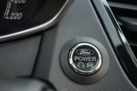 Khởi động bằng nút bấm cũng được trang bị