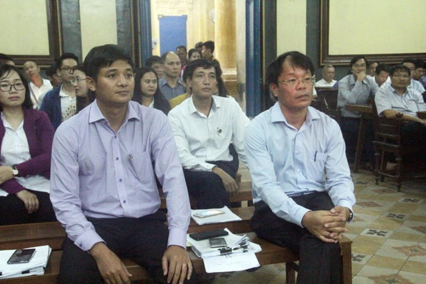 Hai bị cáo (hàng đầu, phải sang): Vũ Văn Đảo và Đinh Văn Quyết.