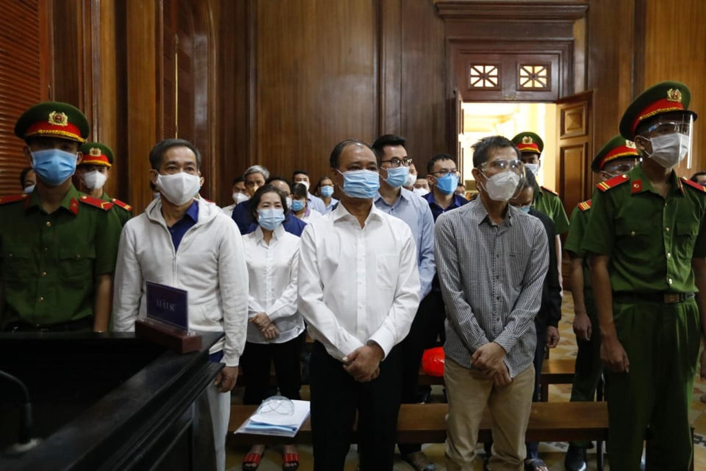 Các bị cáo nghe tuyên án sơ thẩm. Các bị cáo nghe tuyên án sơ thẩm.