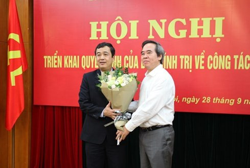 Bộ Chính trị, Ban Bí thư Trung ương Đảng điều động, phân công cán bộ ảnh 1