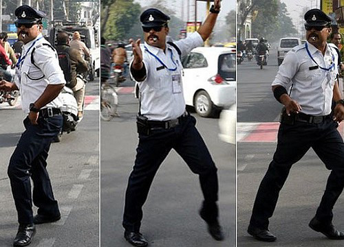 Tận mắt cảnh sát giao thông Ấn Độ phân làn đường bằng… khiêu vũ ảnh 2