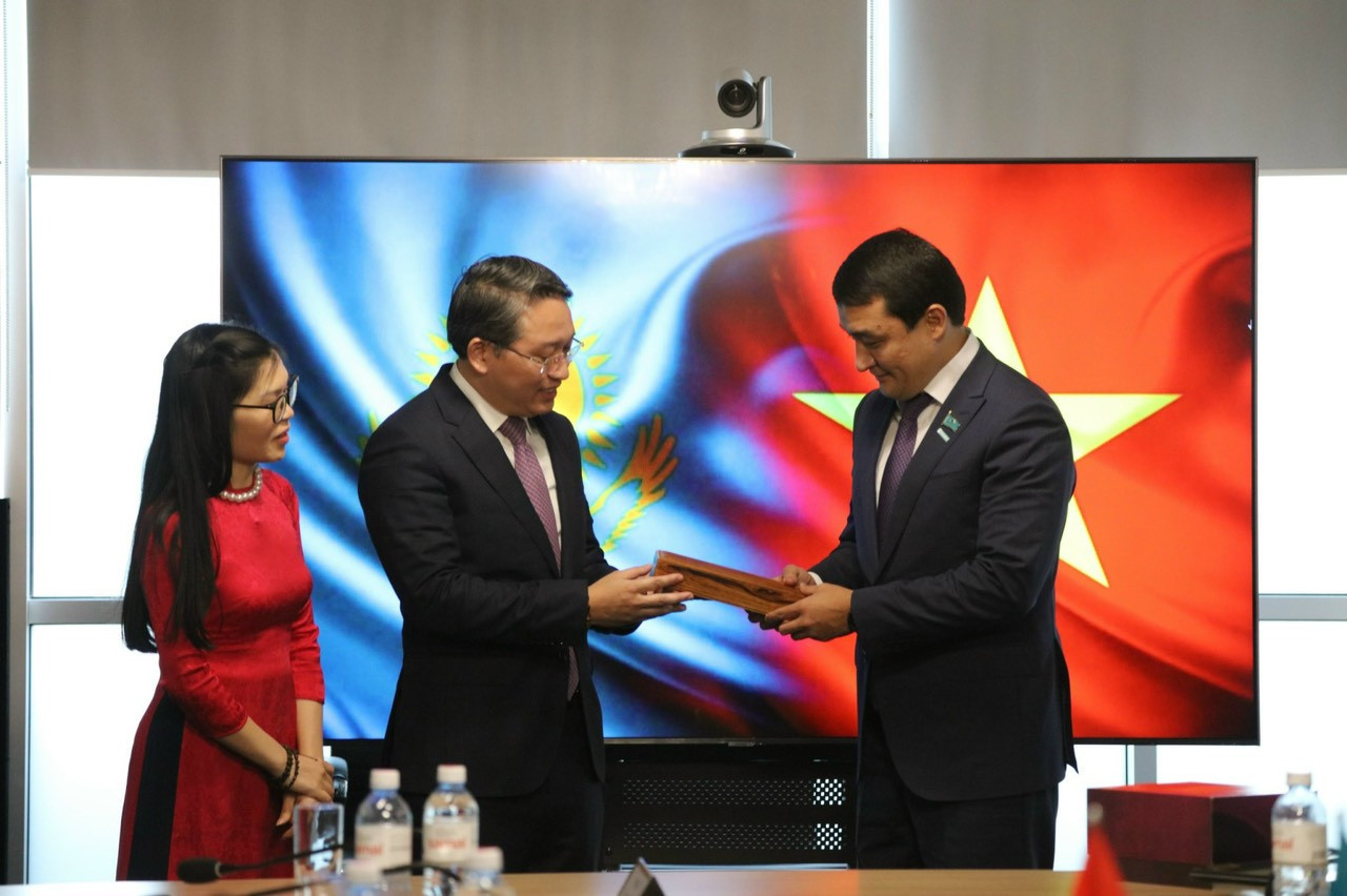 Bí thư Tỉnh ủy Nguyễn Hải Ninh tặng chiếc quạt trầm hương do công ty Trầm hương Khánh Hòa chế tác cho lãnh đạo thành phố TP.Almaty