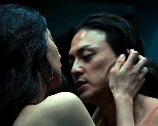 Cảnh nóng táo bạo của Kim Ji Hoon và Lee Joo Bin trong Money Heist: Korea.