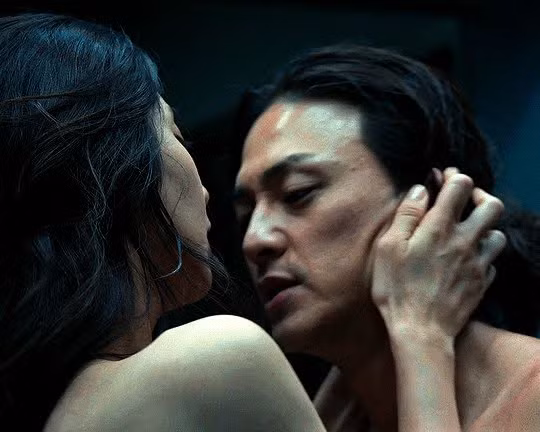 Cảnh nóng táo bạo của Kim Ji Hoon và Lee Joo Bin trong Money Heist: Korea.