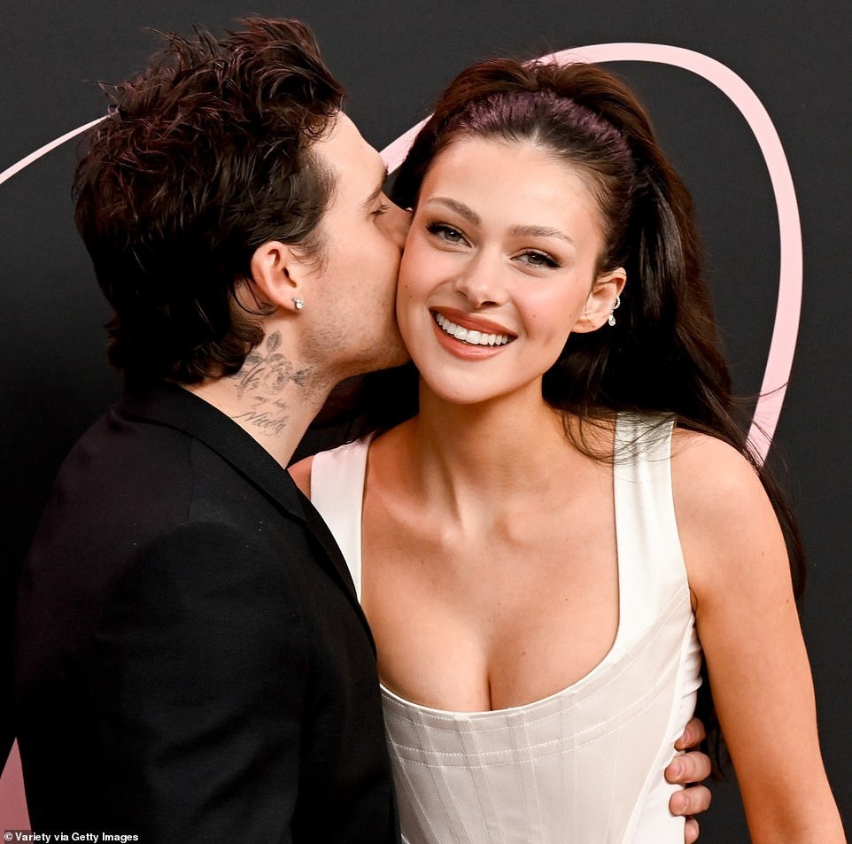 Brooklyn không quên thể hiện tình cảm với vợ hơn 4 tuổi bằng nụ hôn má ngọt ngào. Ảnh: Getty Images.