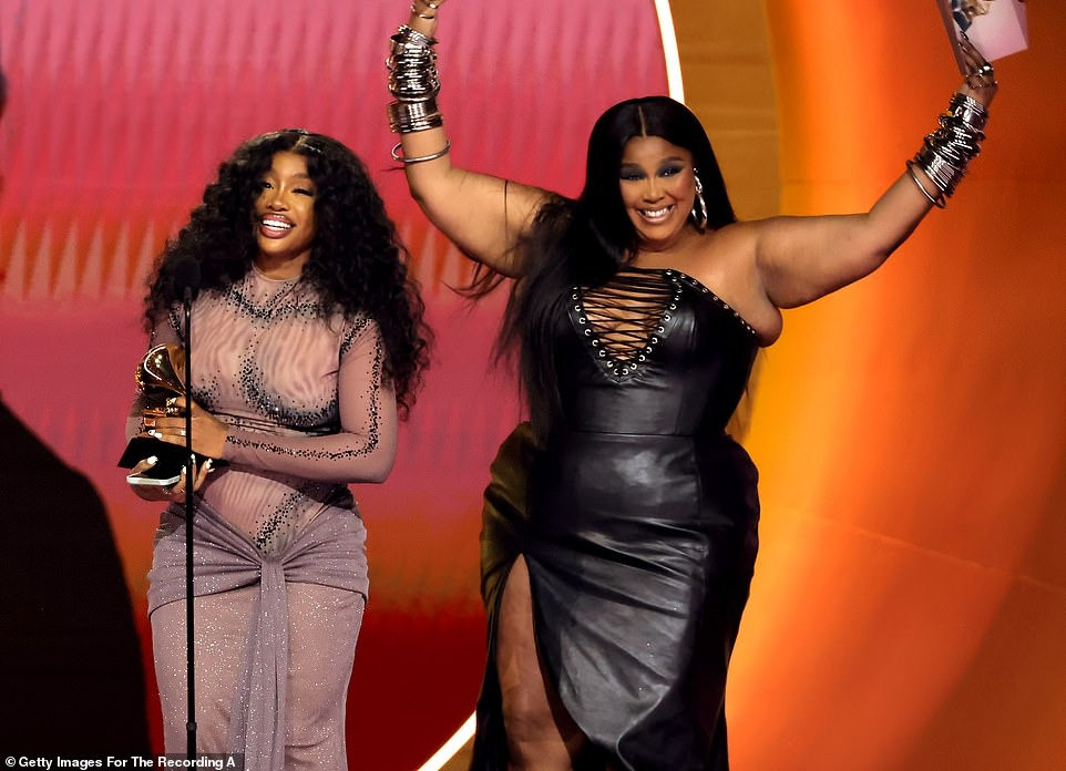 SZA thắng đậm. Tuy nhiên, việc Lizzo - nữ ca sĩ đang bị kiện vì đối xử tồi tệ với vũ công - là người trao giải khiến một bộ phận khán giả không hài lòng. Ảnh: Getty Images. SZA thắng đậm. Tuy nhiên, việc Lizzo - nữ ca sĩ đang bị kiện vì đối xử tồi tệ với vũ công - là người trao giải khiến một bộ phận khán giả không hài lòng. Ảnh: Getty Images.