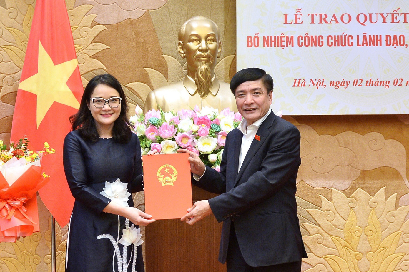 Tổng Thư ký Quốc hội, Chủ nhiệm Văn phòng Quốc hội Bùi Văn Cường trao Quyết định bổ nhiệm cho tân Phó Vụ trưởng Vụ Đối ngoại Bùi Thu Phương. Ảnh: chinhphu.vn. Tổng Thư ký Quốc hội, Chủ nhiệm Văn phòng Quốc hội Bùi Văn Cường trao Quyết định bổ nhiệm cho tân Phó Vụ trưởng Vụ Đối ngoại Bùi Thu Phương. Ảnh: chinhphu.vn.