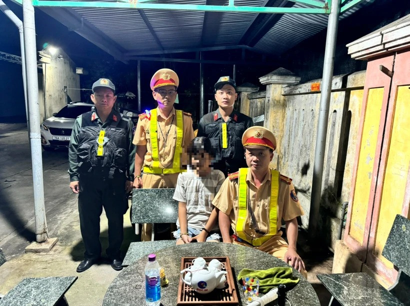 Lực lượng Cảnh sát Giao thông Công an tỉnh Quảng Ngãi giải cứu thành công cháu bé bị dụ dỗ vào Thành phố Hồ Chí Minh. Ảnh: Dân trí. Lực lượng Cảnh sát Giao thông Công an tỉnh Quảng Ngãi giải cứu thành công cháu bé bị dụ dỗ vào Thành phố Hồ Chí Minh. Ảnh: Dân trí.