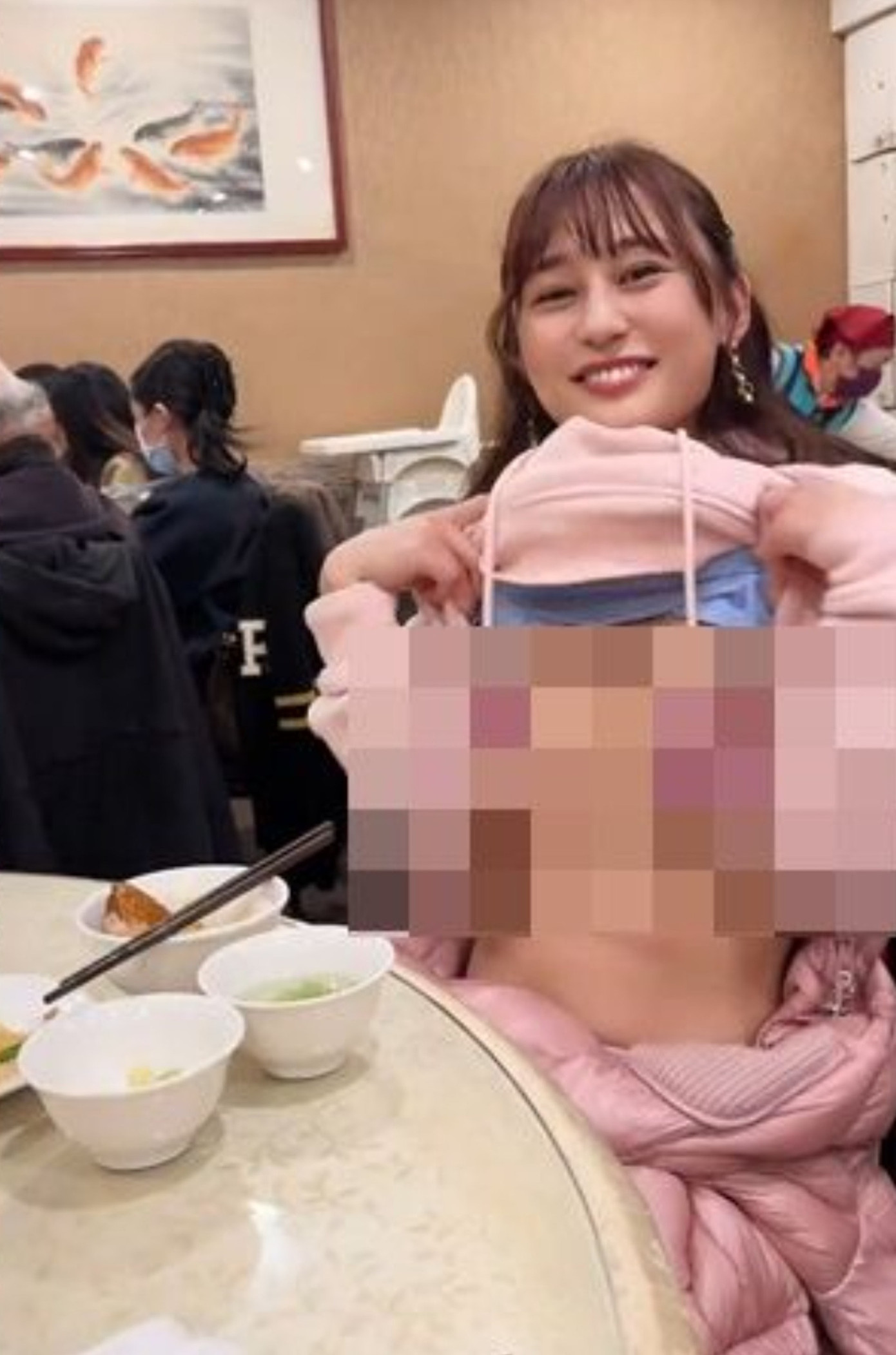 Macca khiến cộng đồng mạng phẫn nộ vì vén áo khoe ngực trong nhà hàng đông người. Ảnh: X. Macca khiến cộng đồng mạng phẫn nộ vì vén áo khoe ngực trong nhà hàng đông người. Ảnh: X.