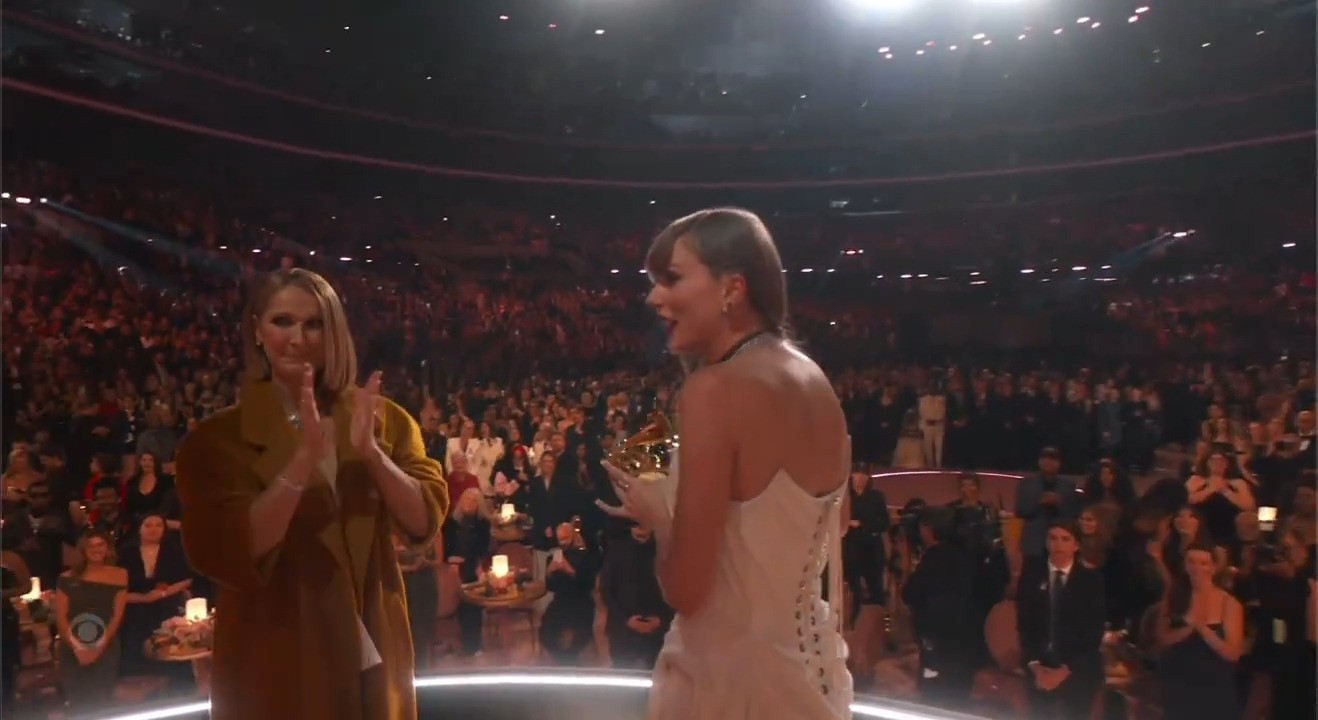 Taylor Swift phớt lờ Celine Dion trên sân khấu nhận giải Album của năm. Ảnh cắt từ video. Taylor Swift phớt lờ Celine Dion trên sân khấu nhận giải Album của năm. Ảnh cắt từ video.