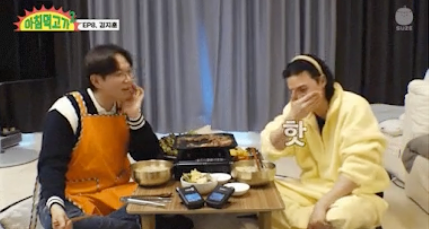 Kim Ji Hoon bật cười khi kể về việc mặc miếng bảo hộ giống tã lót để quay cảnh nóng.