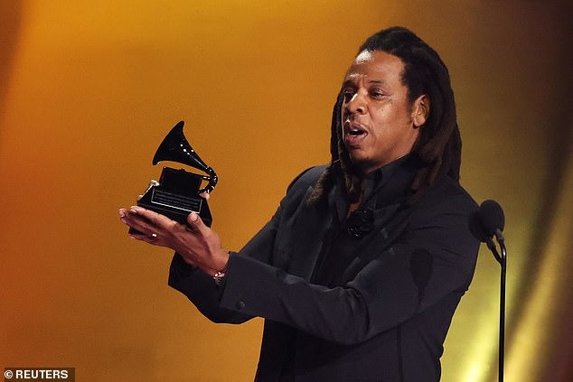 Jay-Z bức xúc Beyonce chưa bao giờ được giải Album của năm ngay sau khi Taylor vừa chiến thắng hạng mục cao nhất. Ảnh: Reuters. Jay-Z bức xúc Beyonce chưa bao giờ được giải Album của năm ngay sau khi Taylor vừa chiến thắng hạng mục cao nhất. Ảnh: Reuters.