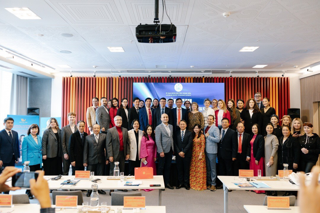 Bí thư Tỉnh ủy Nguyễn Hải Ninh, doanh nhân Nguyễn Văn Tưởng cùng các đại biểu chụp ảnh lưu niệm tại Hội nghị xúc tiến du lịch ở Almaty.