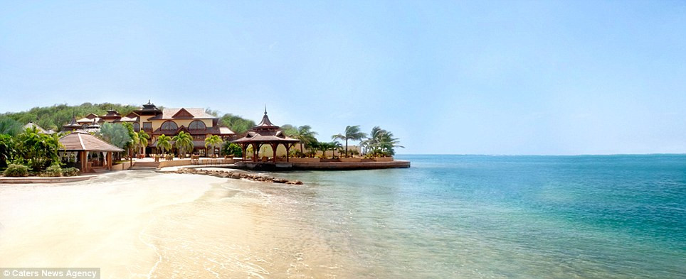 Bao quanh hòn đảo là bãi cát vàng trải dài cùng làn nước biển xanh