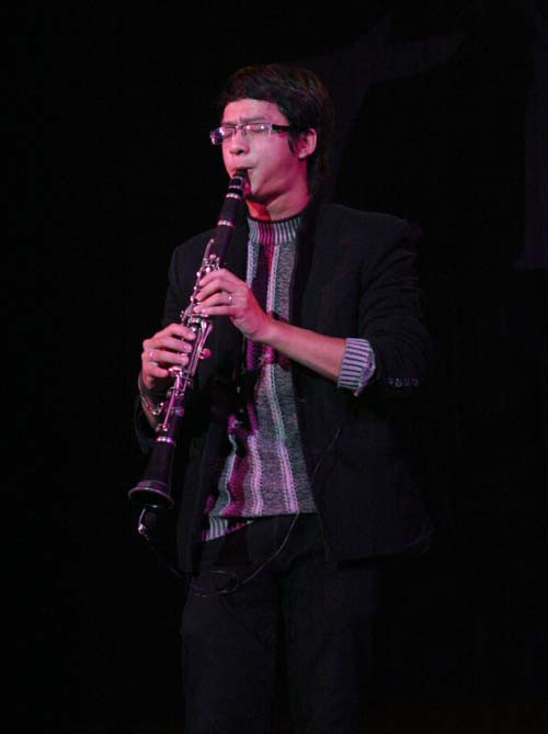 "Đêm nằm mờ phố" sâu lắng hơn với tiếng kèn Clarinet .