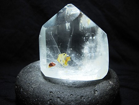 Với hình dáng tinh thể lục giác, độ cứng 7,5, Topa càng trở lên lung linh hơn trong môi trường ánh sáng yếu