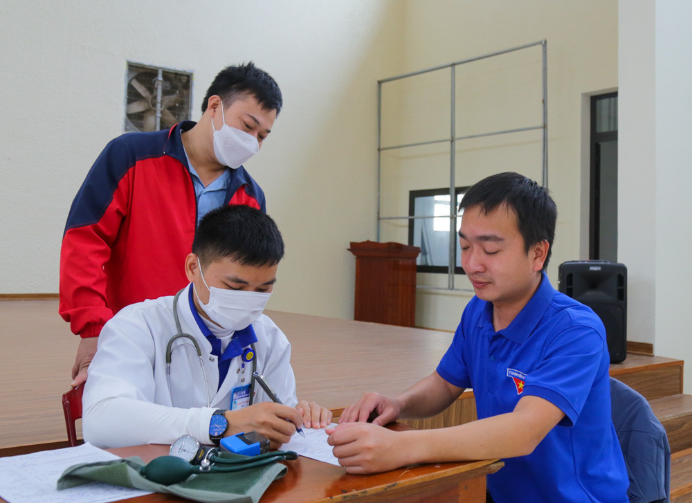 Bạn trẻ làm thủ tục ban đầu đăng ký hiến máu tình nguyện