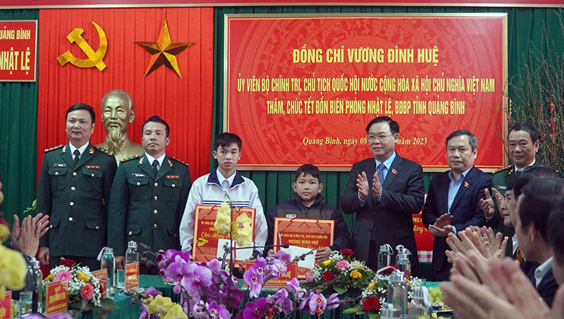 Chủ tịch Quốc hội thăm và tặng quà cho Đồn Biên phòng Nhật Lệ (Tp. Đồng Hới - Quảng Bình)