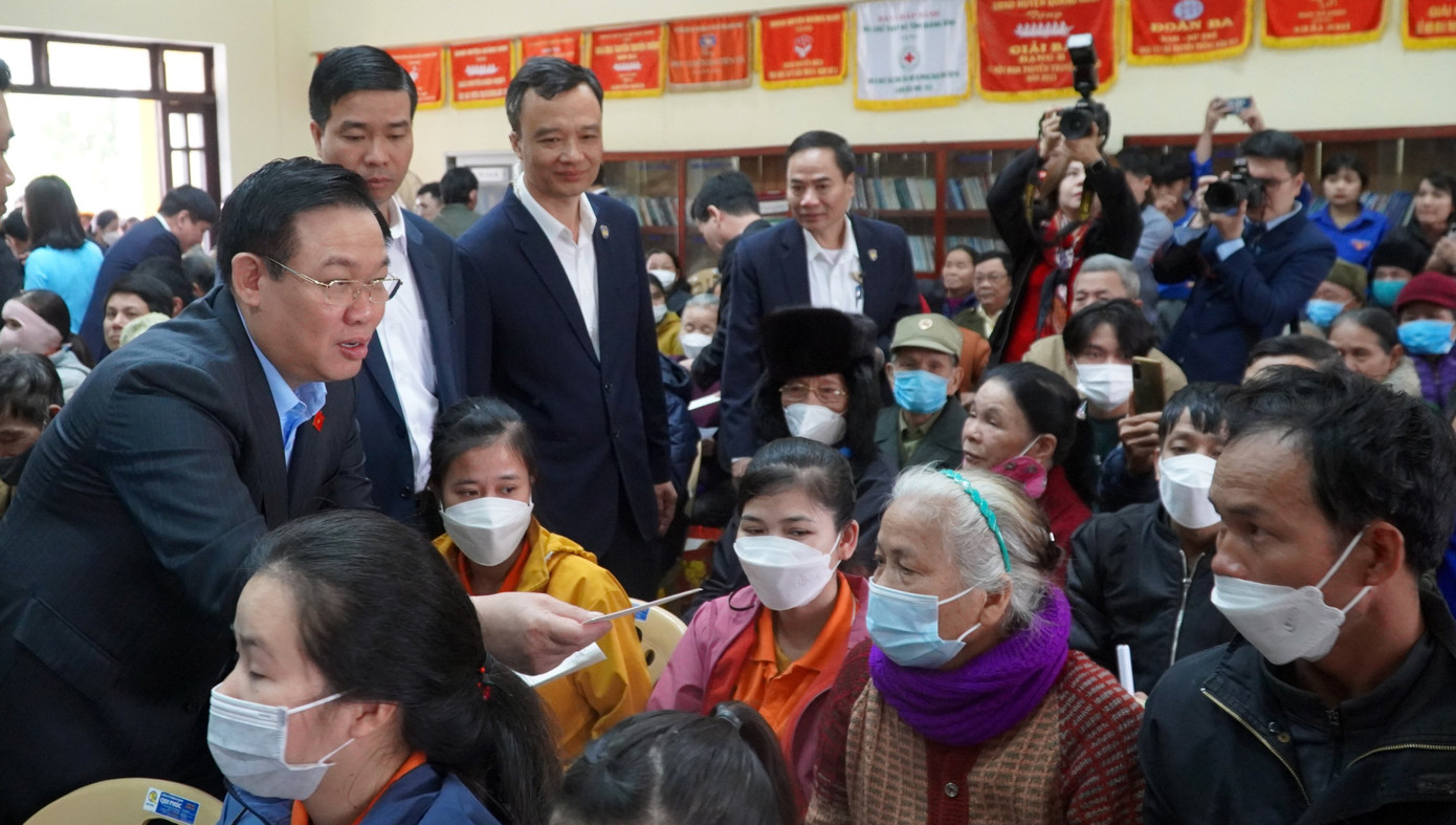 Chủ tịch Quốc hội thăm và tặng quà cho bà con nhân dân