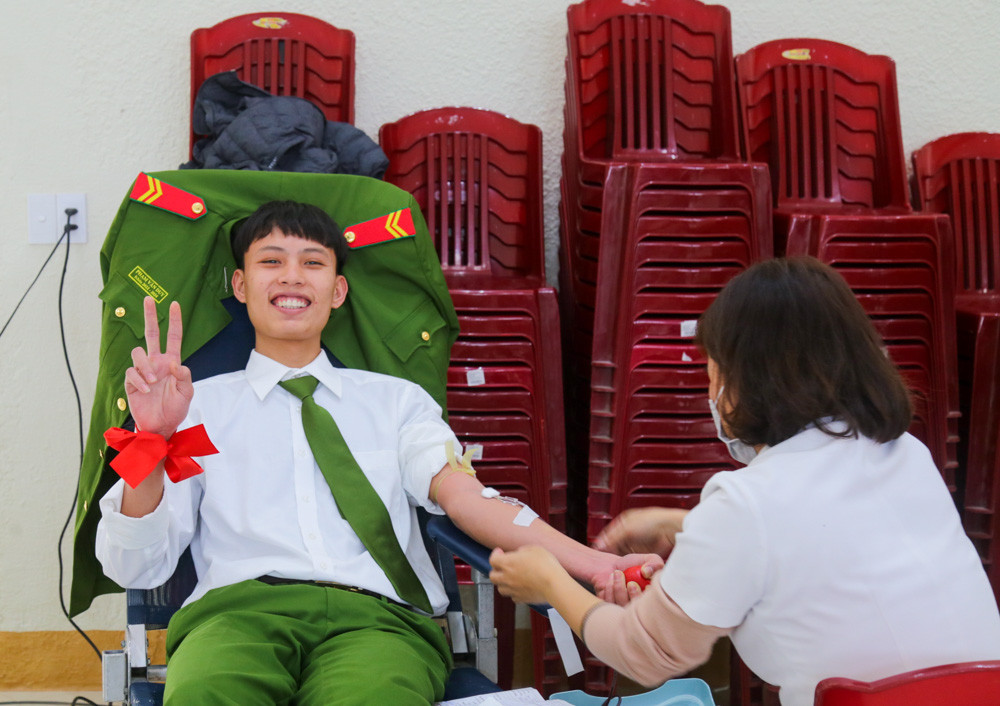 Một đoàn viên lực lượng CA rất vui khi được hiến máu