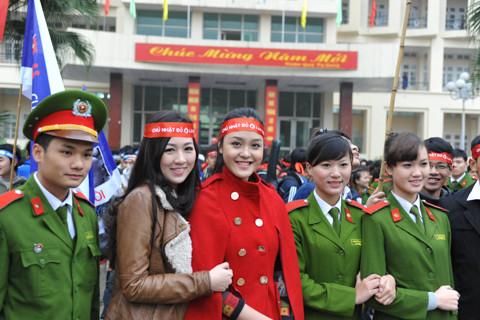 Hai Á hậu cuộc thi Hoa hậu Việt Nam 2012 đã đến từ rất sớm để tham gia đi bộ cổ động Chủ Nhật Đỏ