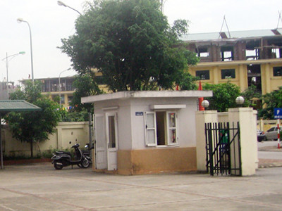 Trong giờ hành chính, phòng bảo vệ của UBND phường G, quận Long Biên không một bóng người . Trong giờ hành chính, phòng bảo vệ của UBND phường G, quận Long Biên không một bóng người