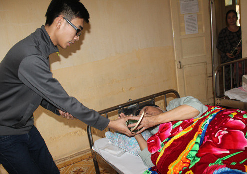 Một bà cụ bị ung thư cụ cảm động khi nhận được giò từ Trung