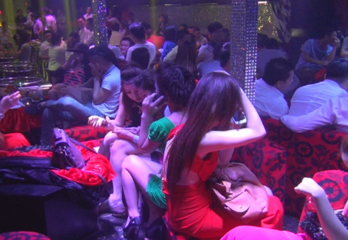 Các nam thanh nữ tú trong vũ trường