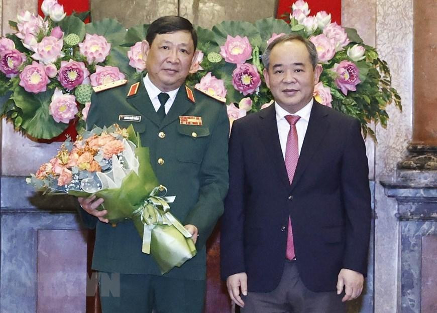 Đồng chí Lê Khánh Hải, Uỷ viên Trung ương Đảng, Chủ nhiệm Văn phòng Chủ tịch nước tặng hoa đồng chí Huỳnh Chiến Thắng, Uỷ viên Trung ương Đảng, Phó Tổng Tham mưu trưởng Quân đội nhân dân Việt Nam. (Ảnh: Thống Nhất/TTXVN)