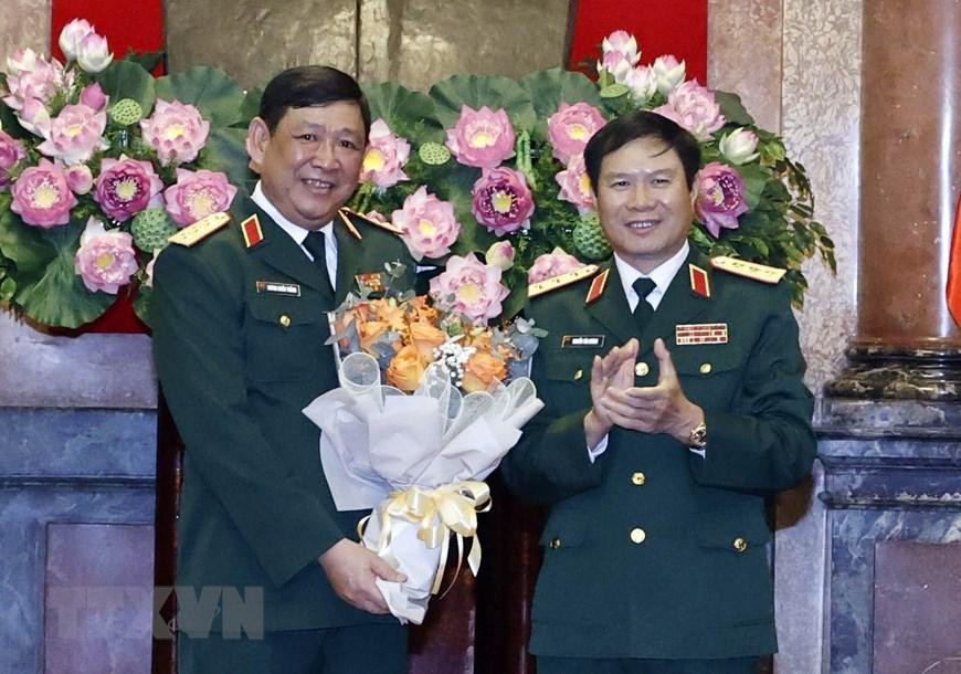 Thượng tướng Nguyễn Tân Cương, Uỷ viên Trung ương Đảng, Tổng tham mưu trưởng Quân đội nhân dân Việt Nam, Thứ trưởng Bộ Quốc phòng tặng hoa đồng chí Huỳnh Chiến Thắng, Uỷ viên Trung ương Đảng, Phó Tổng Tham mưu trưởng Quân đội nhân dân Việt Nam. (Ảnh: Thống Nhất/TTXVN)