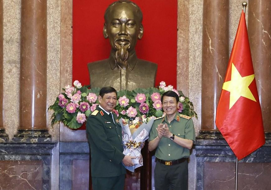 Thượng tướng Lương Tam Quang, Uỷ viên Trung ương Đảng, Thứ trưởng Bộ Công an tặng hoa đồng chí Huỳnh Chiến Thắng, Uỷ viên Trung ương Đảng, Phó Tổng Tham mưu trưởng Quân đội nhân dân Việt Nam. (Ảnh: Thống Nhất/TTXVN)