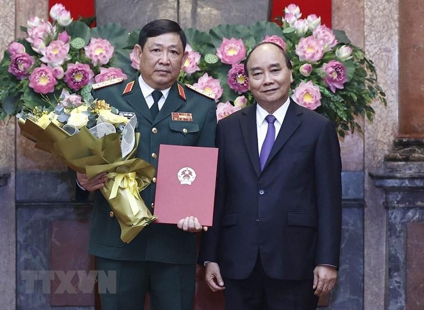 Chủ tịch nước Nguyễn Xuân Phúc trao Quyết định thăng quân hàm từ Trung tướng lên Thượng tướng đối với đồng chí Huỳnh Chiến Thắng, Uỷ viên Trung ương Đảng, Phó Tổng Tham mưu trưởng Quân đội nhân dân Việt Nam. (Ảnh: Thống Nhất/TTXVN)