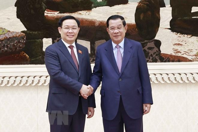 Chủ tịch Quốc hội Vương Đình Huệ và Thủ tướng Vương quốc Campuchia Samdech Techo Hun Sen chụp ảnh chung. (Ảnh: Doãn Tấn/TTXVN) Chủ tịch Quốc hội Vương Đình Huệ và Thủ tướng Vương quốc Campuchia Samdech Techo Hun Sen chụp ảnh chung. (Ảnh: Doãn Tấn/TTXVN)
