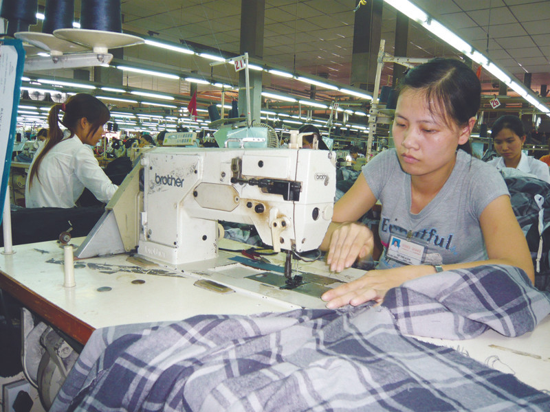 Mức lương tối thiểu của doanh nghiệp vừa được điều chỉnh từ ngày 1-10-2011 đã bị coi là lạc hậu. Ảnh: Phong Cầm. Mức lương tối thiểu của doanh nghiệp vừa được điều chỉnh từ ngày 1-10-2011 đã bị coi là lạc hậu. Ảnh: Phong Cầm