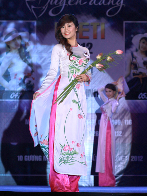 Thướt tha tà áo dài