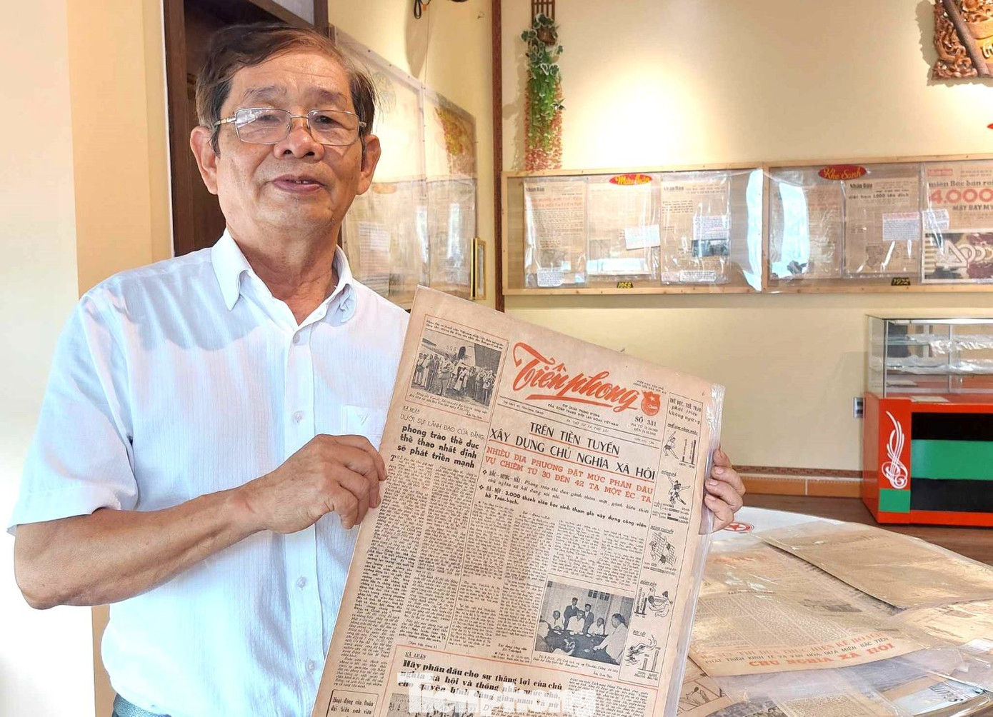 Tờ báo Tiền Phong được ông Bình lưu giữ.