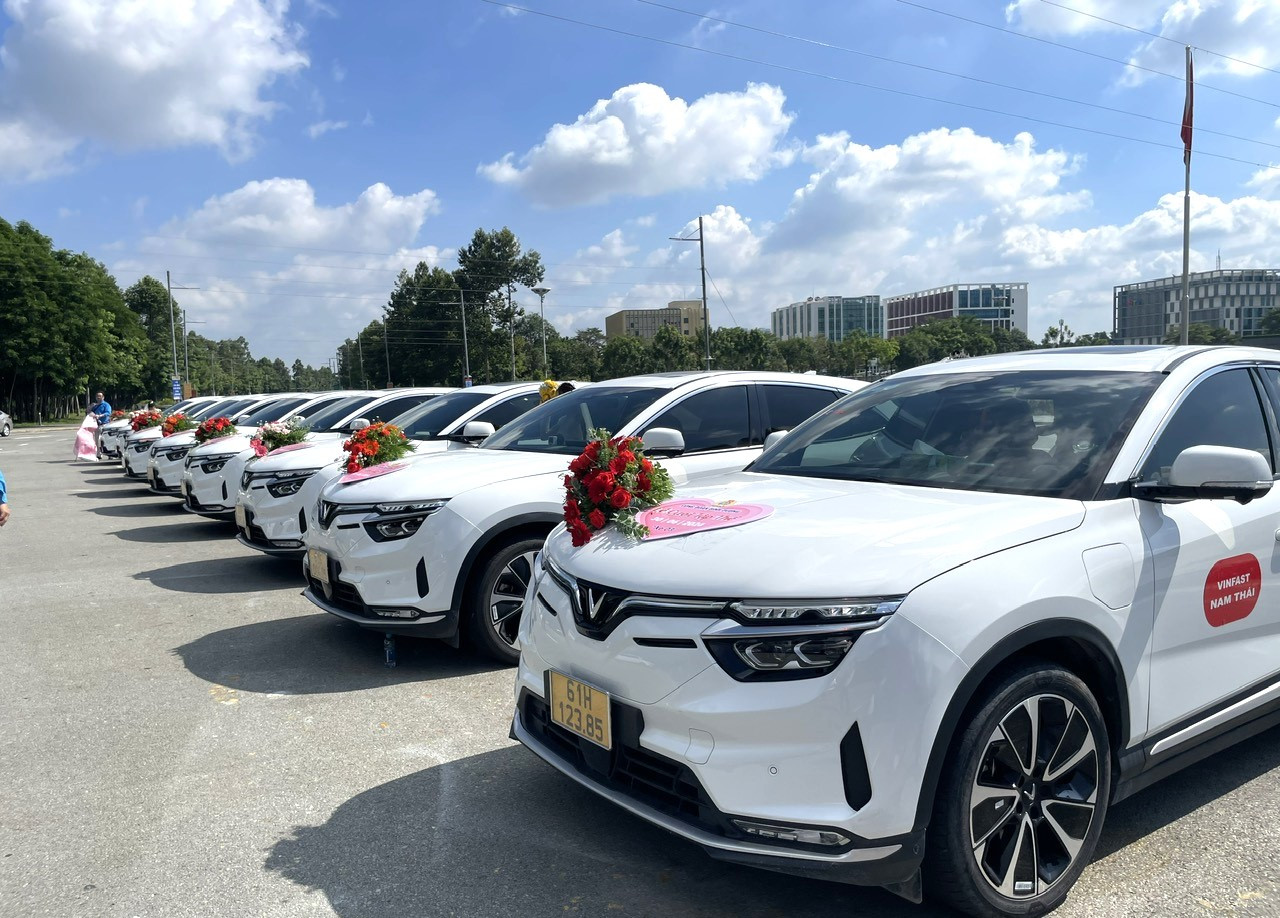 10 chiếc xe hoa được bố trí chở chú rể, cô dâu đi chụp ảnh nhiều nơi ở Bình Dương trước khi đến tiệc cưới