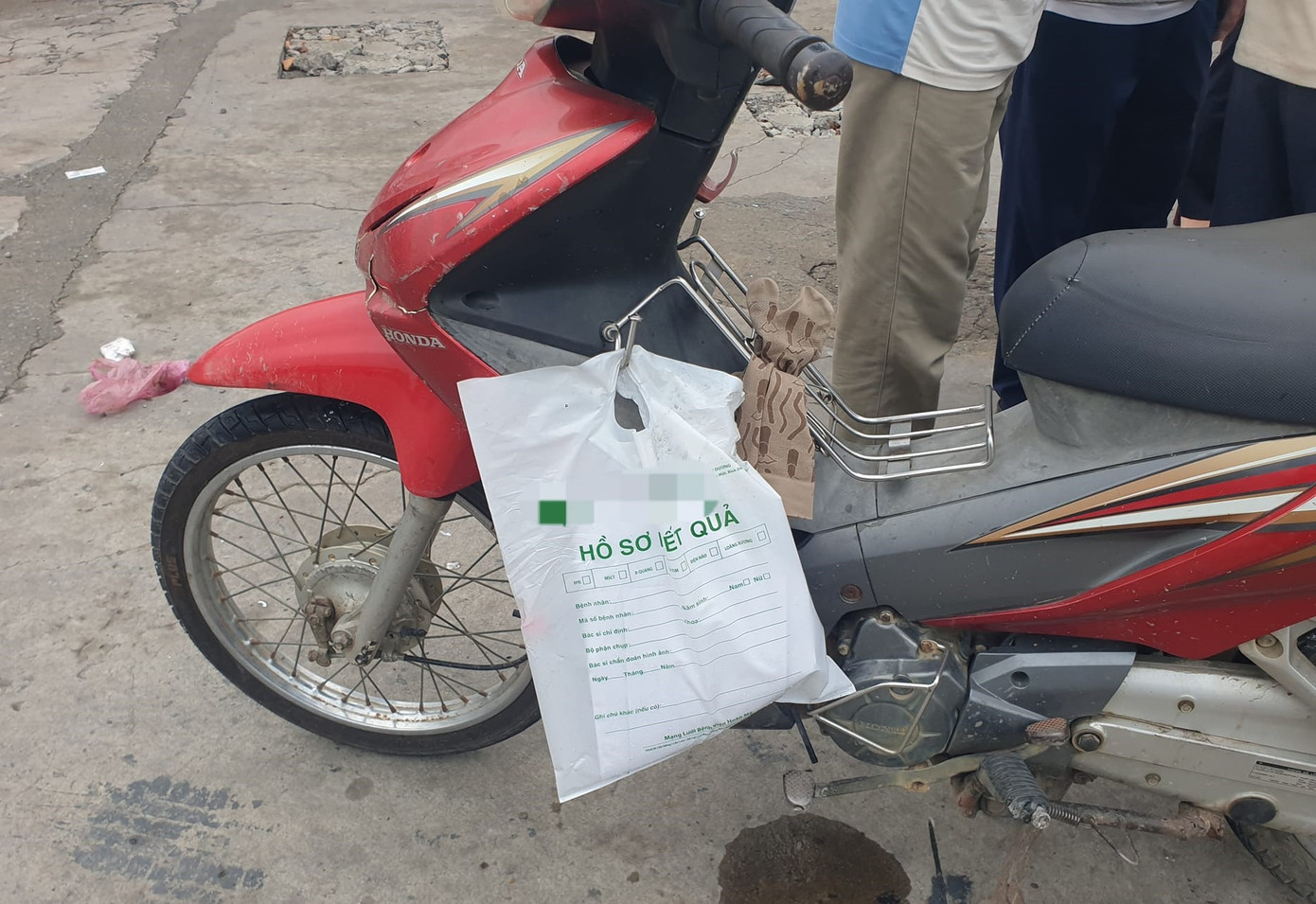 Người phụ nữ cho biết, đang trên đường đi khám bệnh về thì xảy ra tai nạn