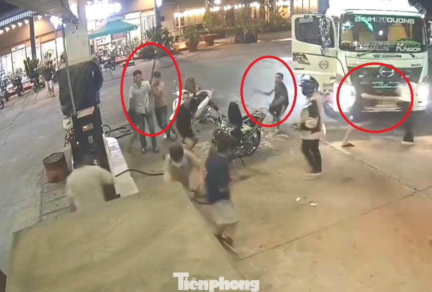 Nhóm đối tượng dùng hung khí tấn công nhân viên cây xăng