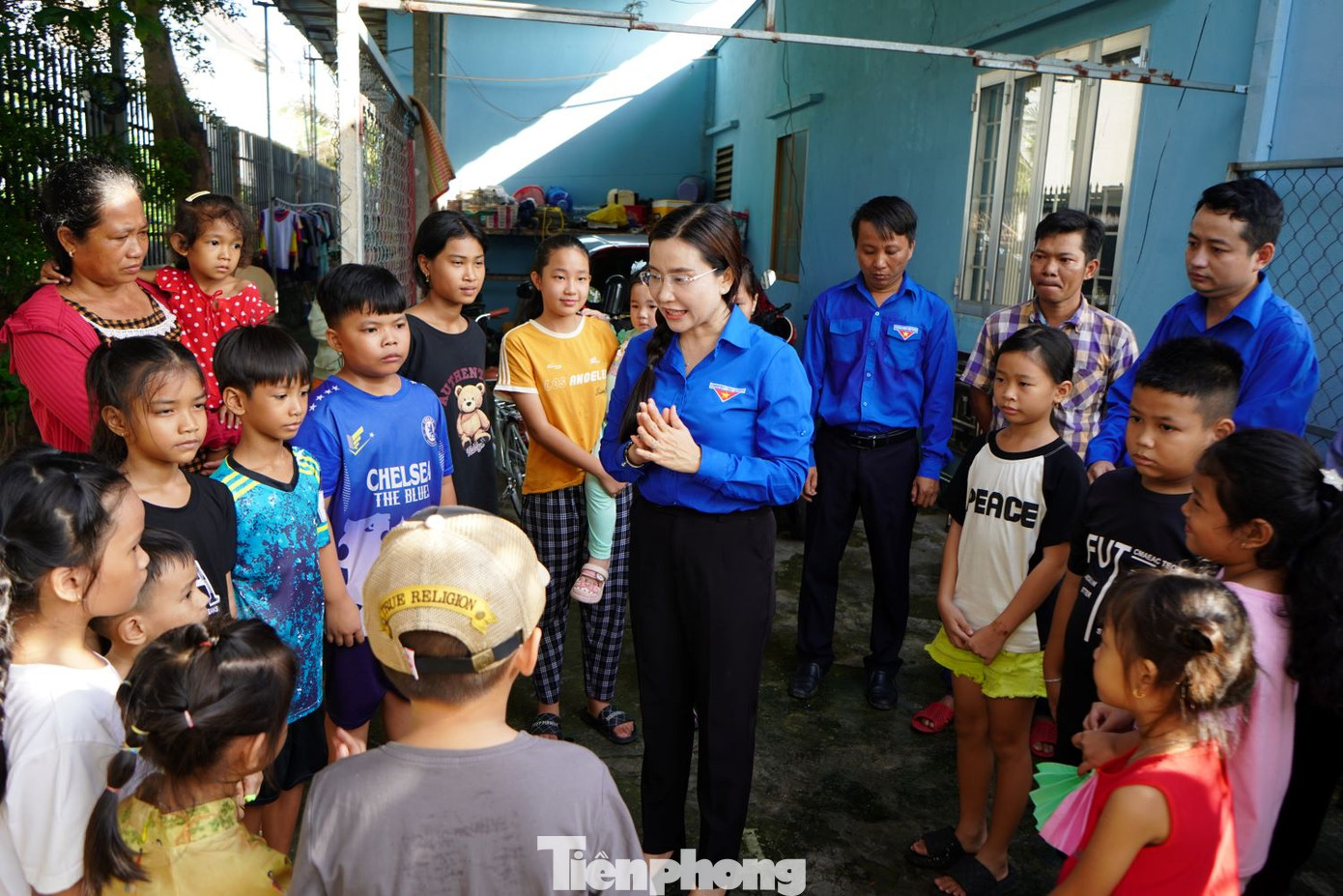 Chị Nguyễn Phạm Duy Trang, Bí thư T.Ư Đoàn, Chủ tịch Hội đồng Đội T.Ư trò chuyện thân mật với các em thiếu nhi