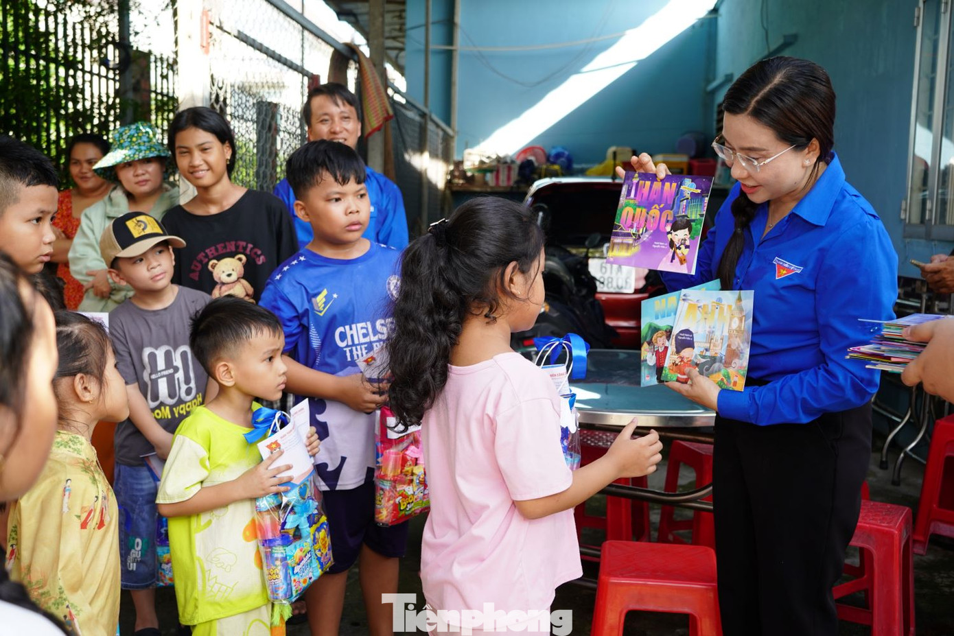 Chị Nguyễn Phạm Duy Trang - Bí thư T.Ư Đoàn, Chủ tịch Hội đồng Đội T.Ư tặng quà cho thiếu nhi