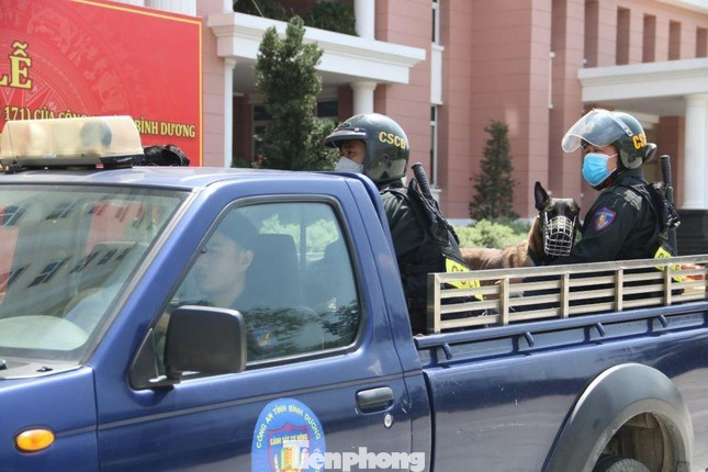 Cảnh sát cơ động và chó nghiệp vụ thực hiện nhiệm vụ trấn áp tội phạm Ảnh: tư liệu Cảnh sát cơ động và chó nghiệp vụ thực hiện nhiệm vụ trấn áp tội phạm Ảnh: tư liệu